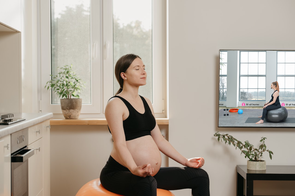 Pregnant women doing a pregnant & fit wokrout at home