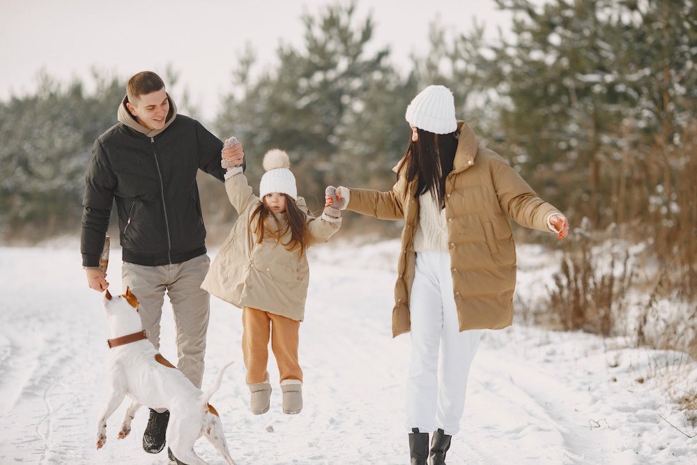 Familie maakt een wandeling tijdens kerst