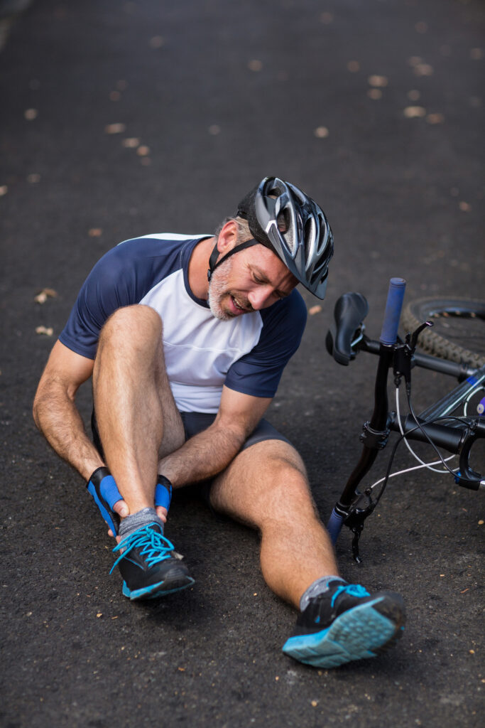 Deze afbeelding heeft een leeg alt-attribuut; de bestandsnaam is male-cyclist-pain-holding-her-injured-leg-683x1024.jpg